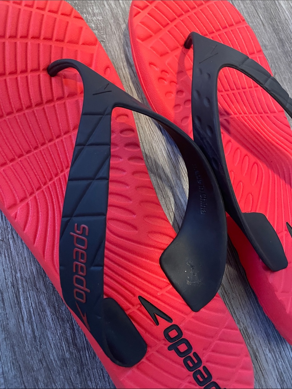Speedo Men’s Red and Black Textured Foam Flip-Flops  size 13 - Picture 2 of 5